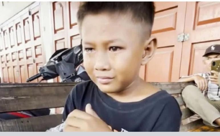 Poto Paujan jualan dan menetes kan air mata