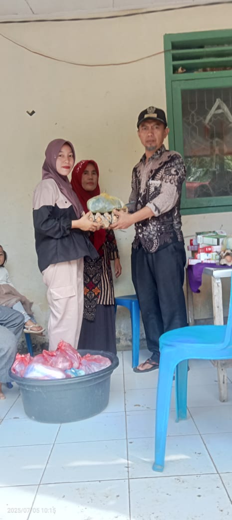 Poto Kepala desa salur kan Makan tambahan Kepada pengecer buk Hamil 