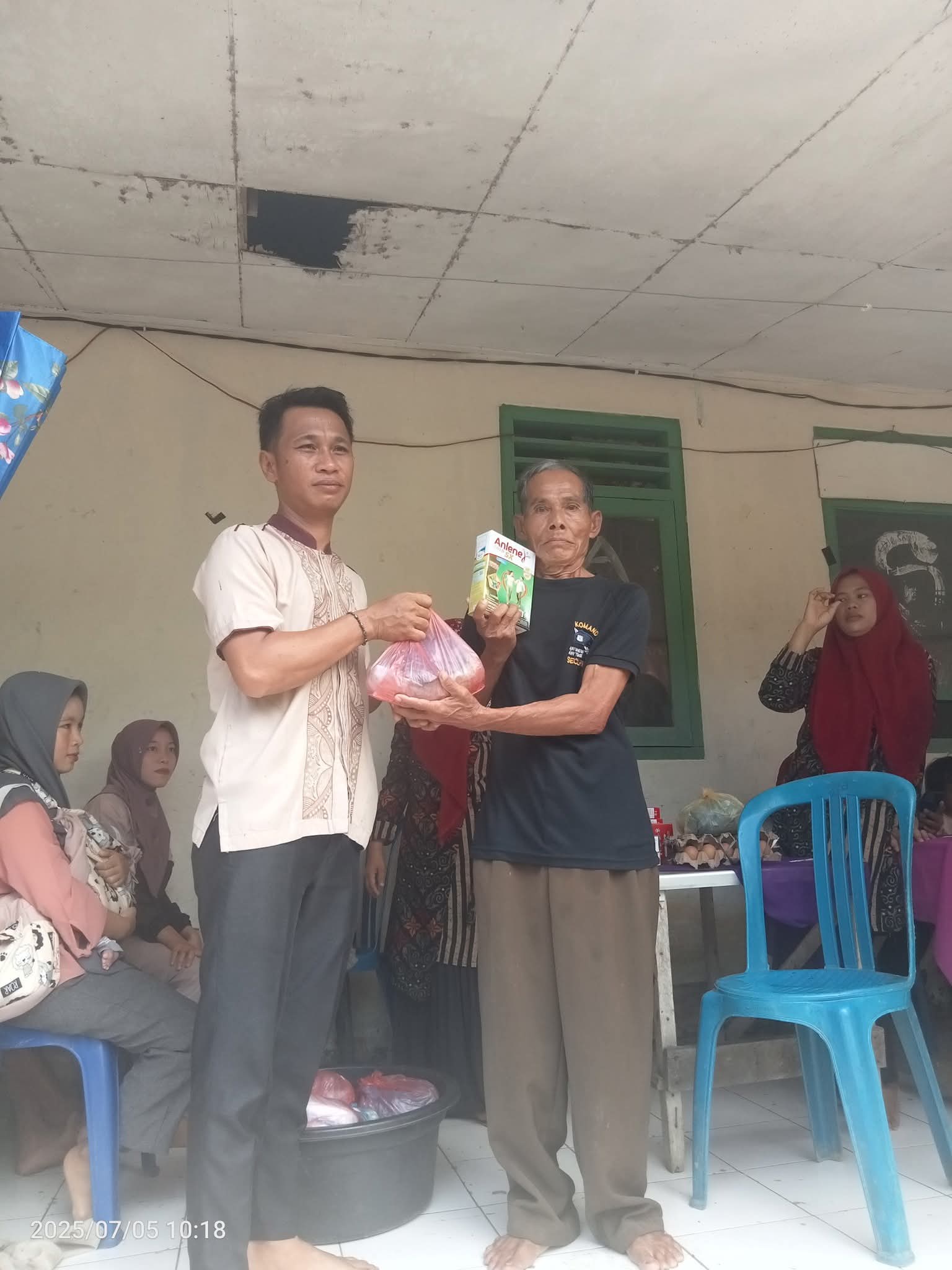 Sekdes Salurkan makan tambahan kepada lansia 