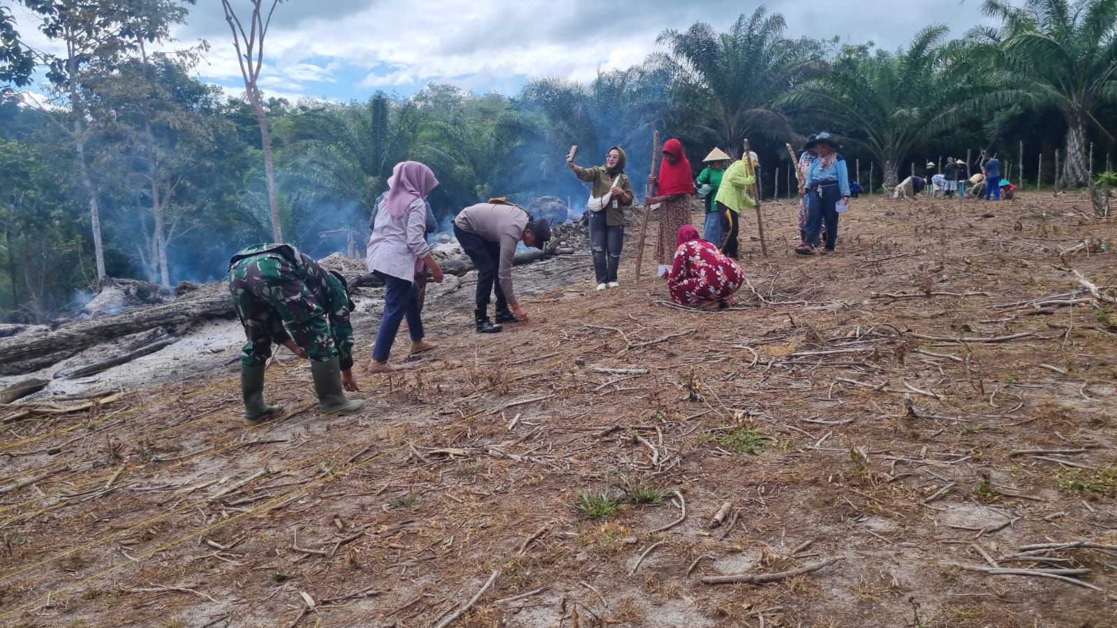 Poto masyarakat dan Babinsa saat tanam jagung