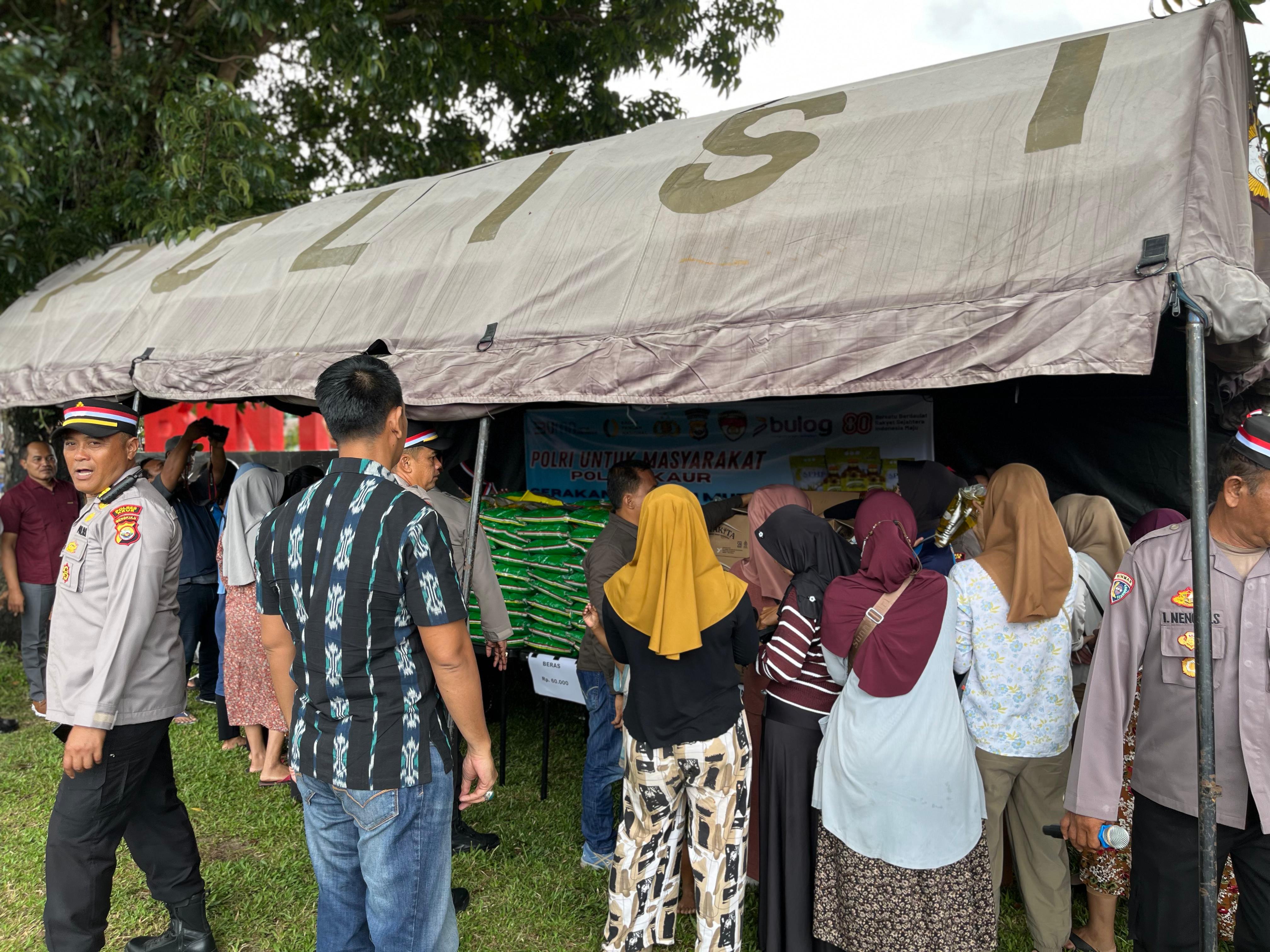 Poto warga antrian pangan murah 