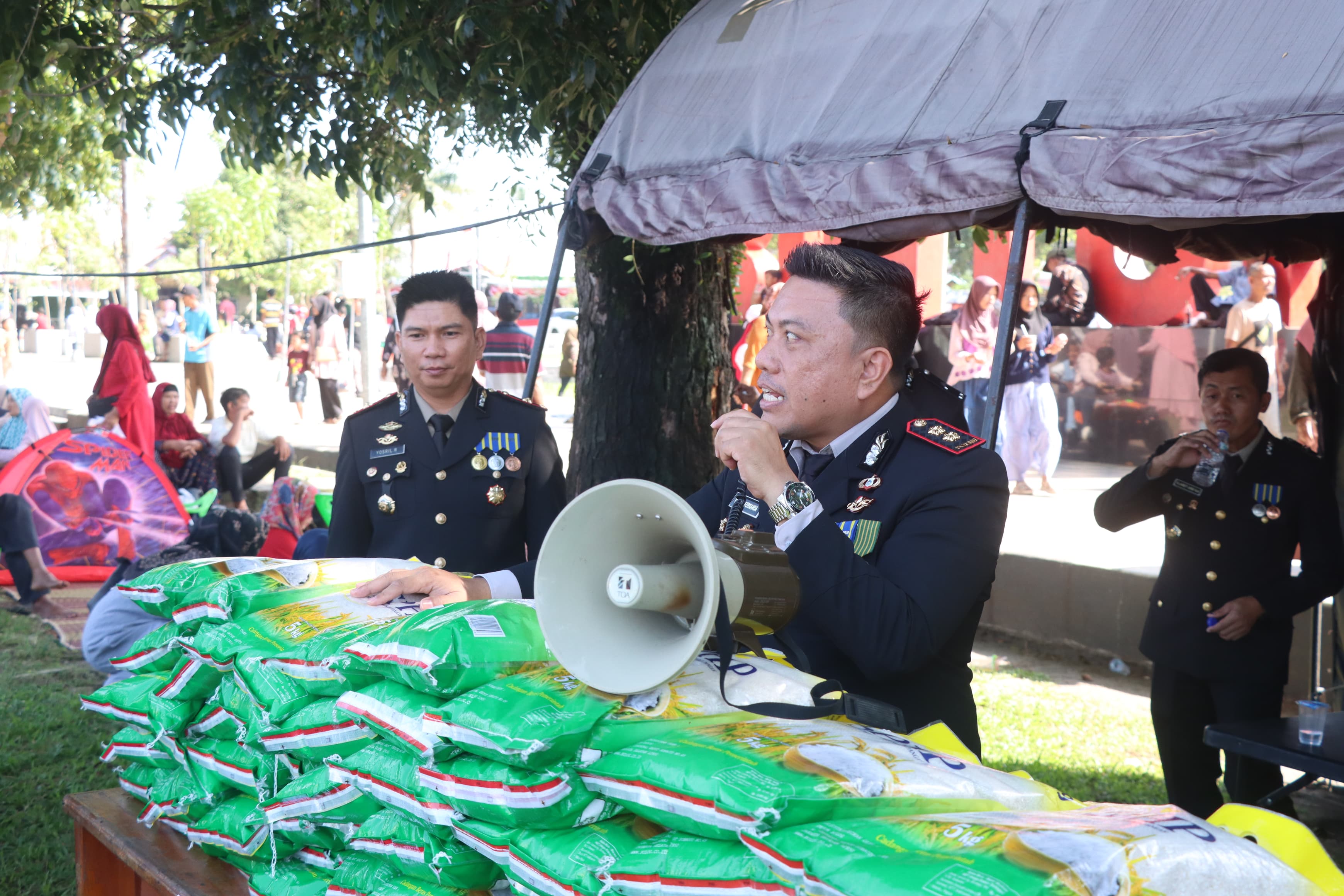 Poto polres kaur dan Waka polres kaur Saat pangan murah Usai Upacara
