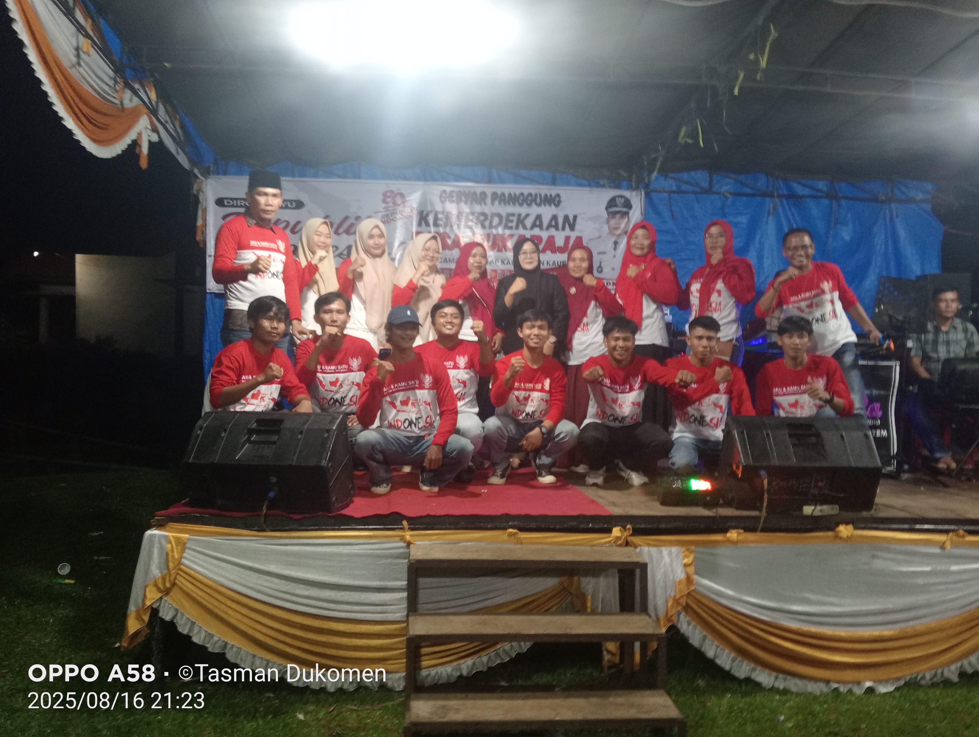 Poto kepaldesa bersama camat dan panitia