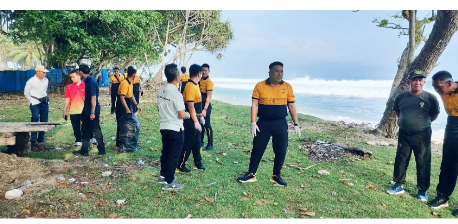 Poto polres kaur dan Wakil bupati kaur beserta anggota Bersih kan panta 